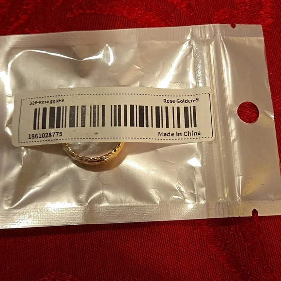 Elegant Rose Gold Engraved Flower Pattern Women's Band Ring Size 9 - Picture 3 of 3